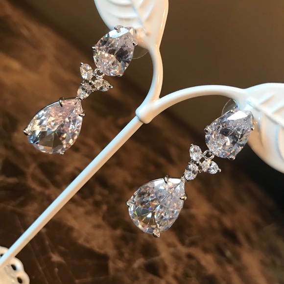 π Beautiful Saks Fifth Avenue Silver earrings.